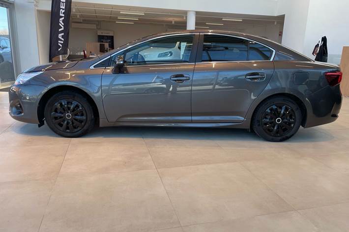 Grå Toyota Avensis fra 2016
