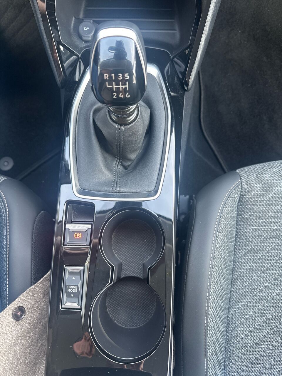 Grå Peugeot 208 fra 2024