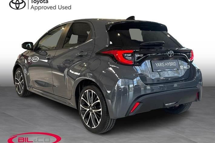 Grå Toyota Yaris fra 2026