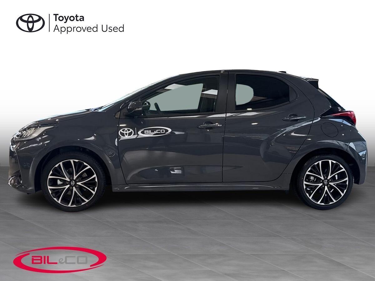 Grå Toyota Yaris fra 2026