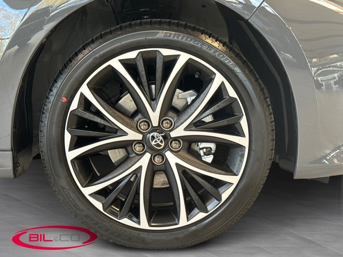 Grå Toyota Yaris fra 2026