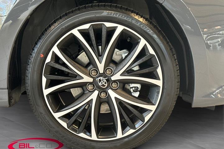 Grå Toyota Yaris fra 2026