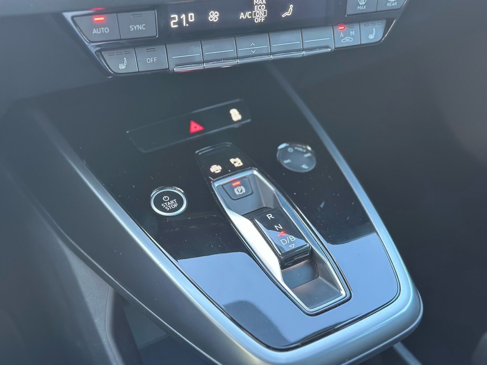 Grå Audi Q4 fra 2023