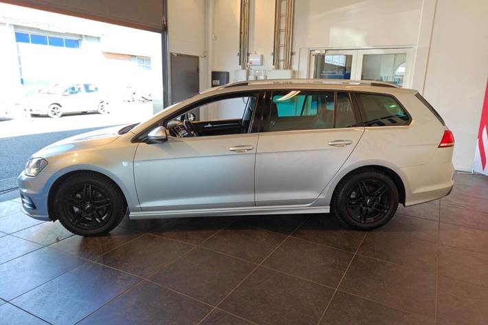 Grå VW Golf VII fra 2017