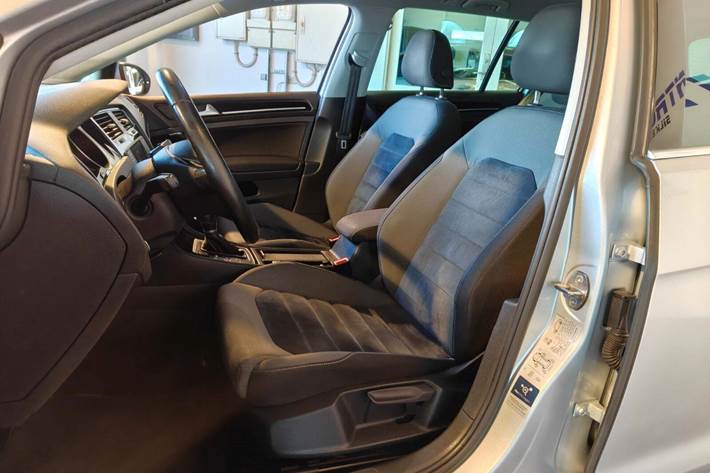 Grå VW Golf VII fra 2017