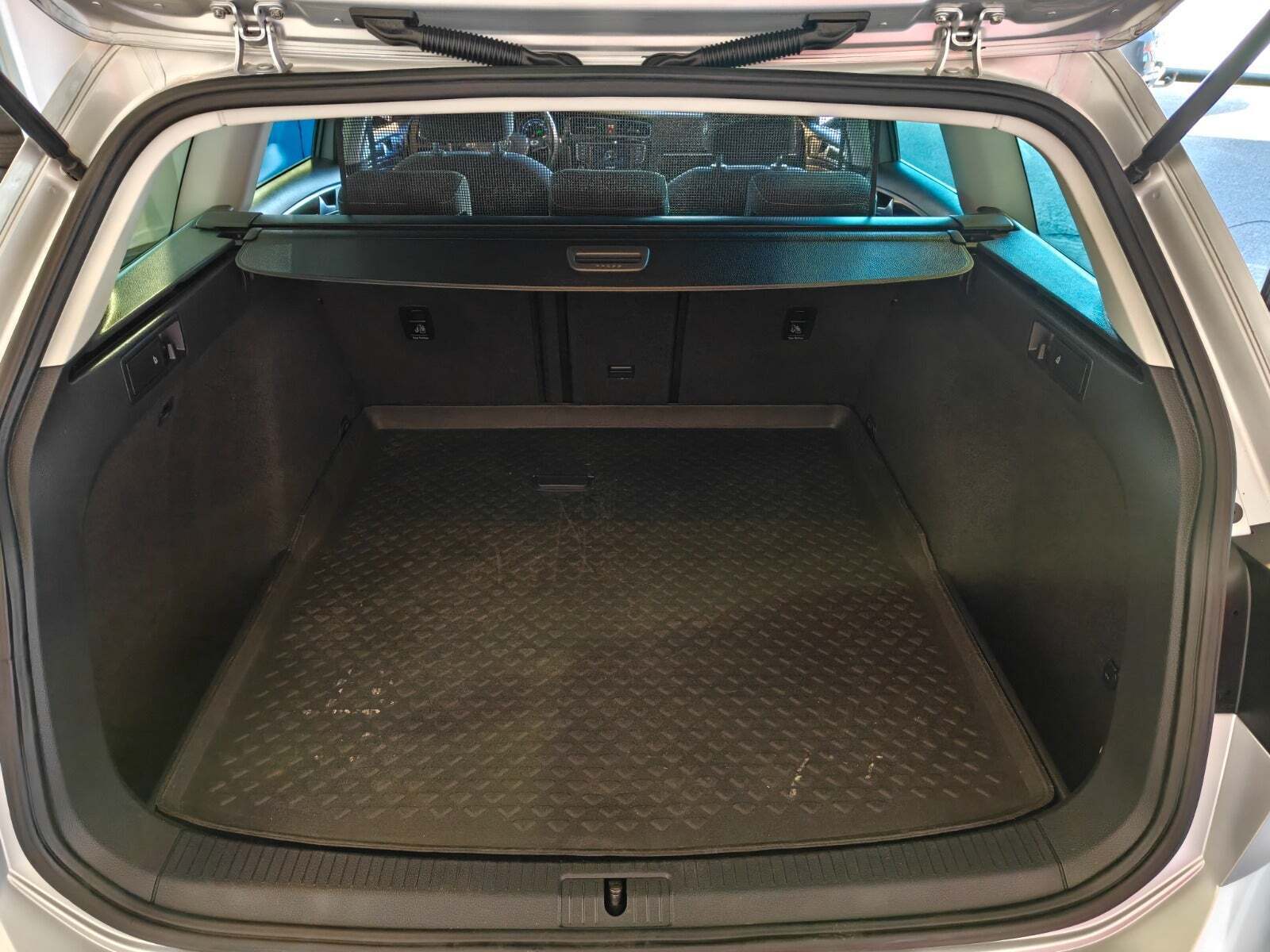 Grå VW Golf VII fra 2017