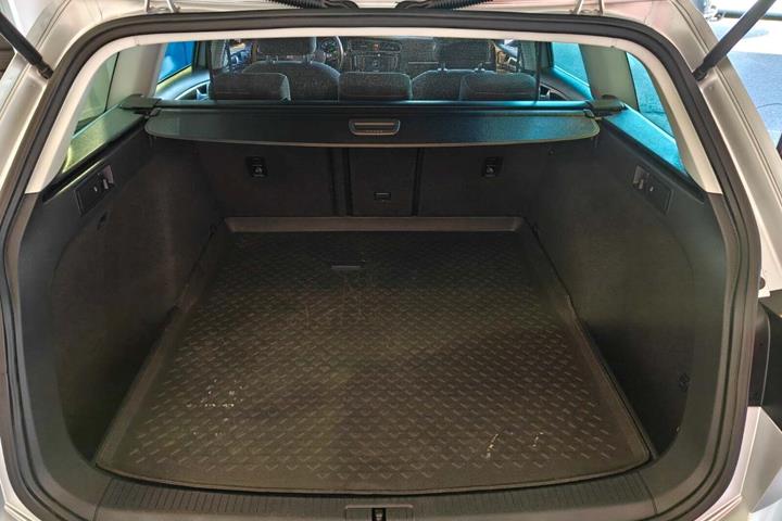 Grå VW Golf VII fra 2017