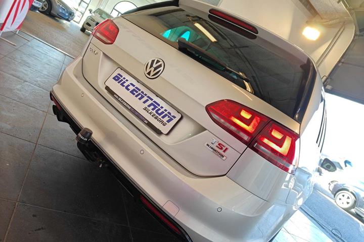 Grå VW Golf VII fra 2017