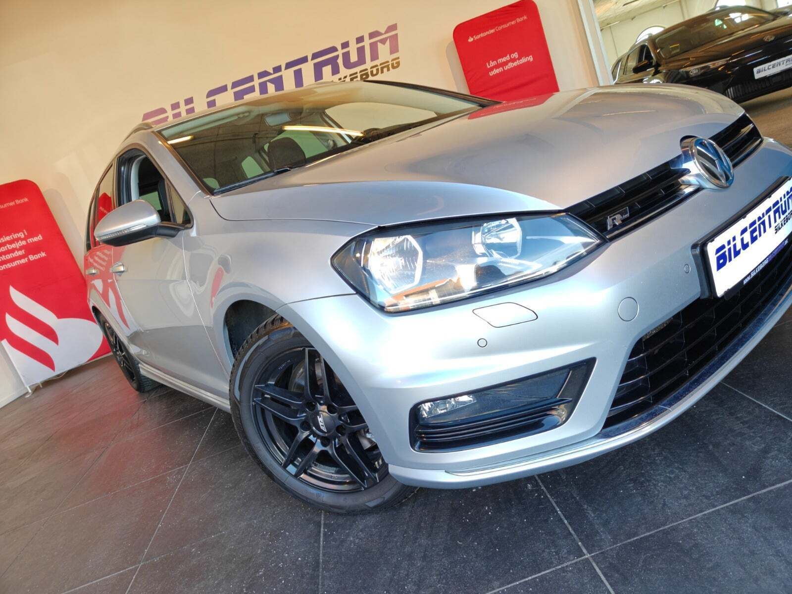 Grå VW Golf VII fra 2017