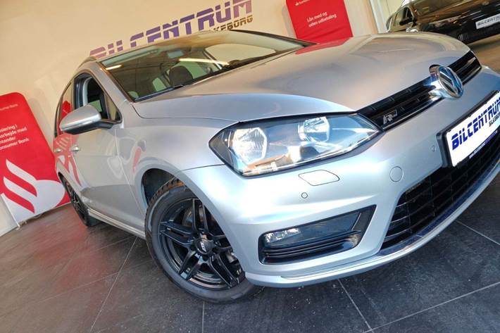 Grå VW Golf VII fra 2017