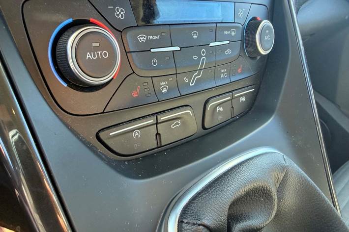 Rød Ford C-MAX fra 2015