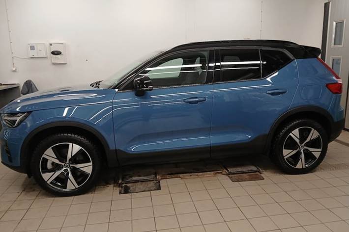 Blå Volvo XC40 fra 2023