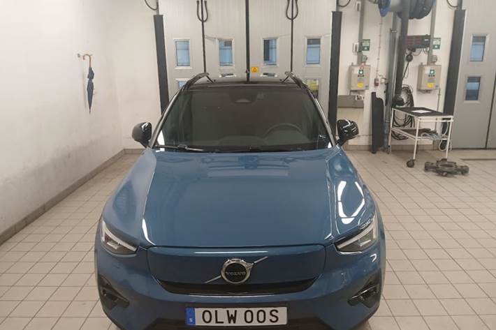 Blå Volvo XC40 fra 2023