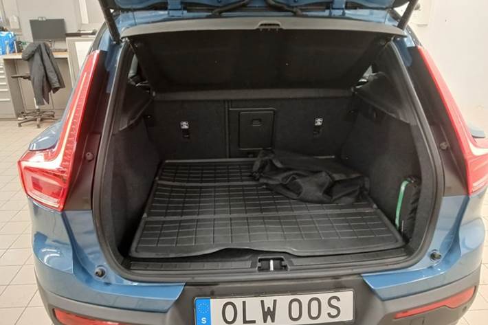 Blå Volvo XC40 fra 2023