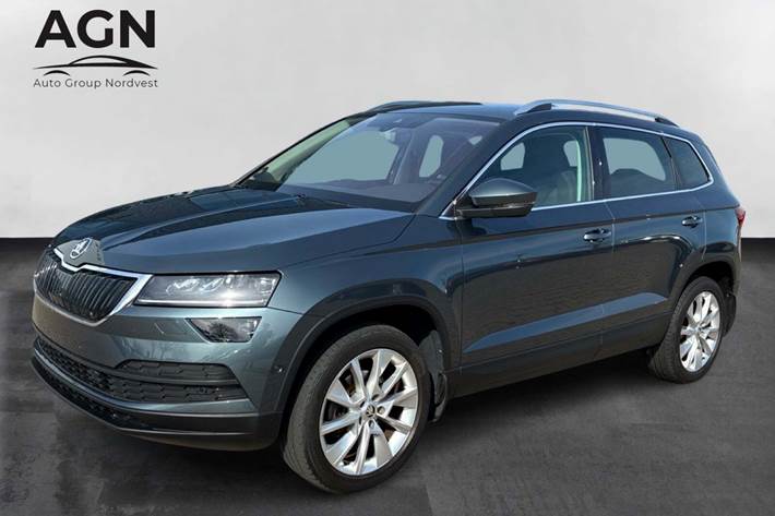 Grå Skoda Karoq fra 2021 set udefra