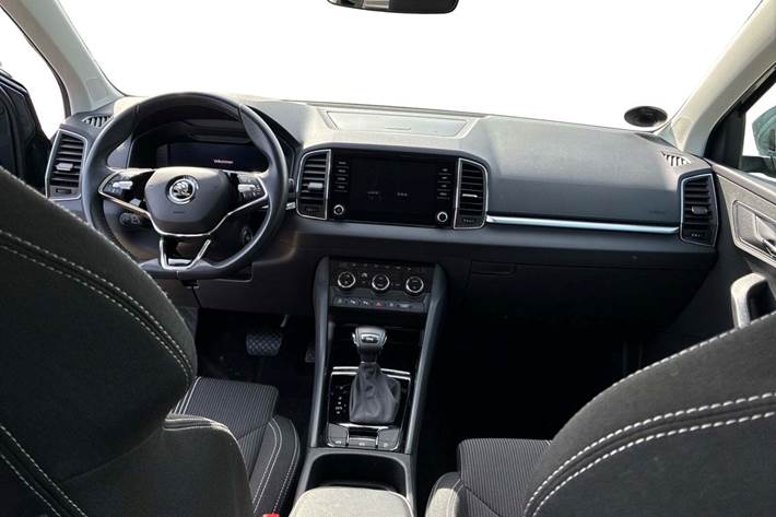 Grå Skoda Karoq fra 2021