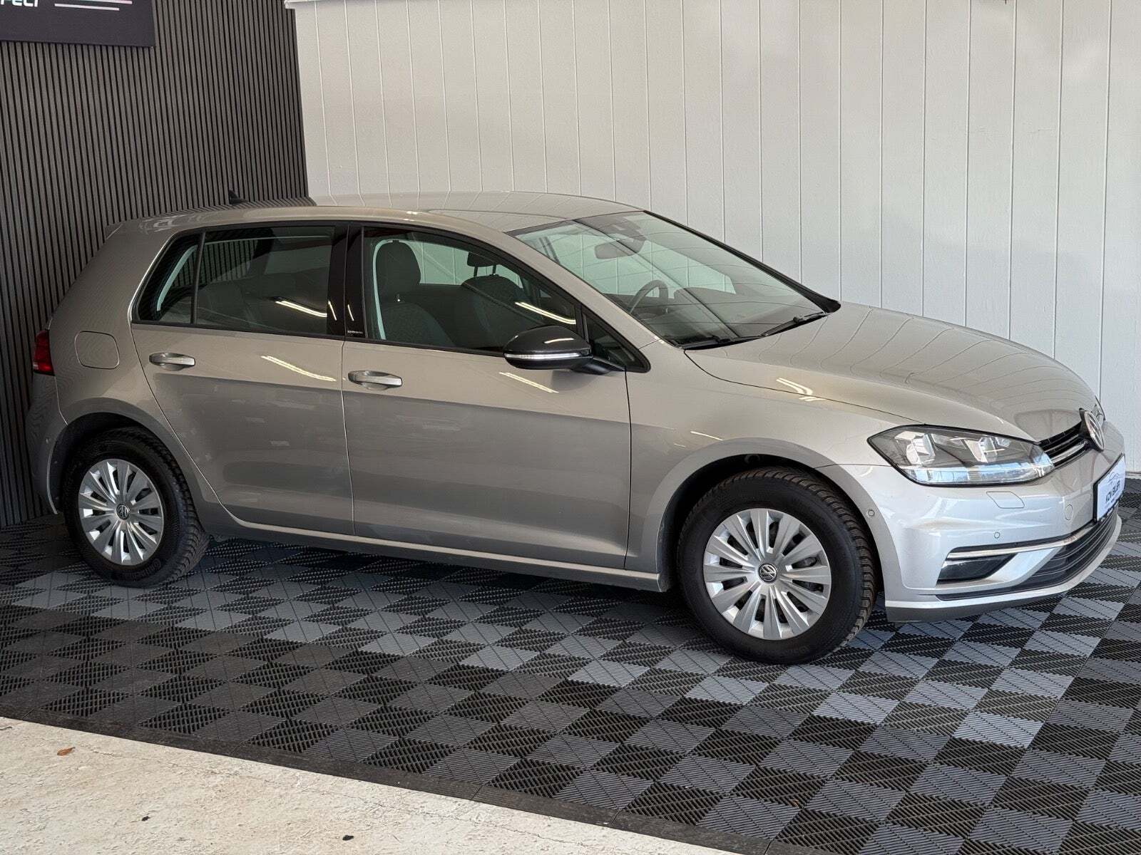 Sølv VW Golf VII fra 2019