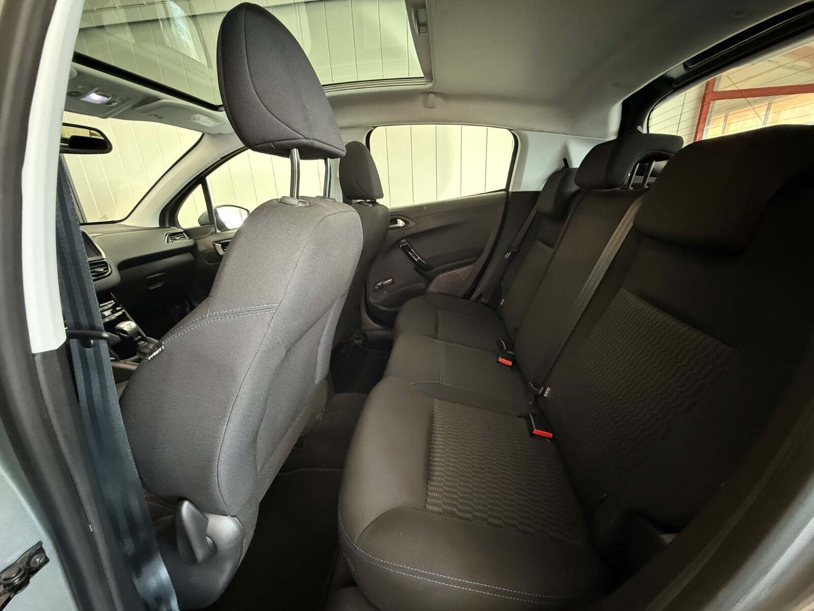 Grå Peugeot 208 fra 2019