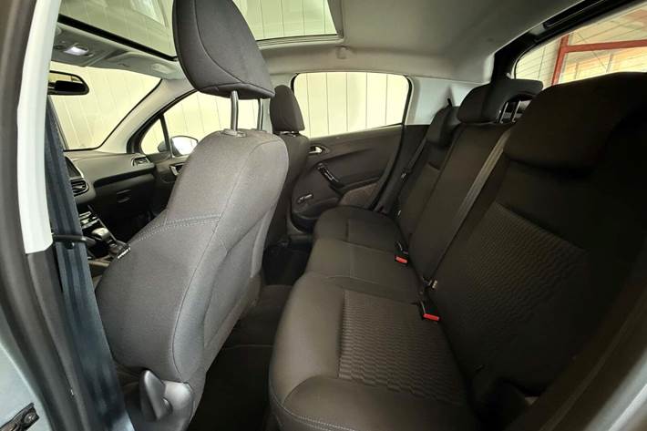 Grå Peugeot 208 fra 2019