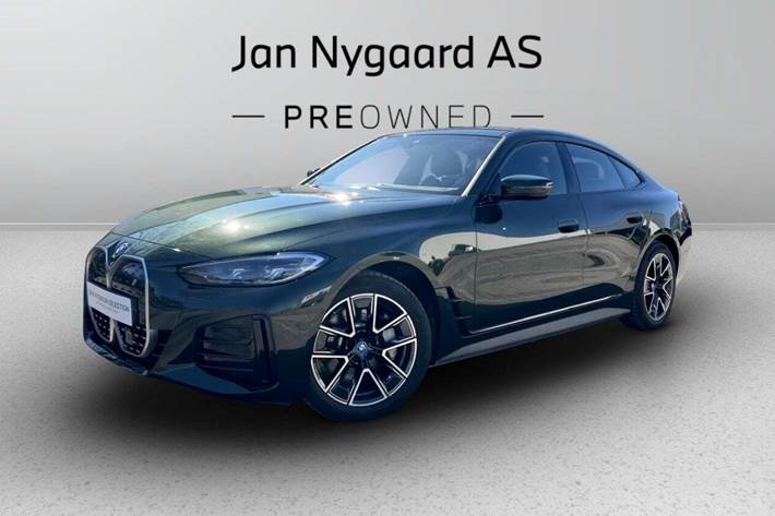 Grøn BMW i4 fra 2024 set udefra