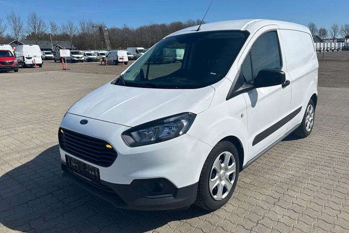 Hvid Ford Transit Courier fra 2023 set udefra