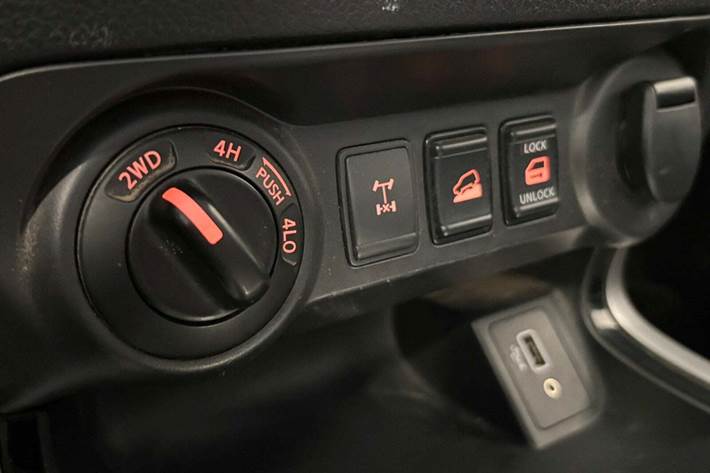 Grå Nissan Navara fra 2019