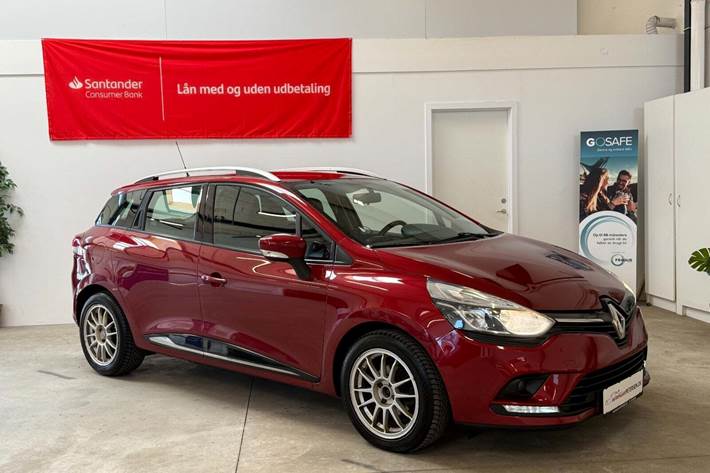 Rød Renault Clio IV fra 2017