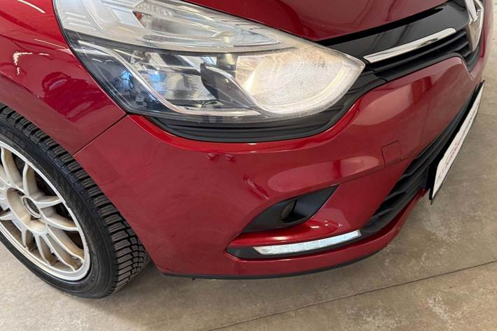 Rød Renault Clio IV fra 2017