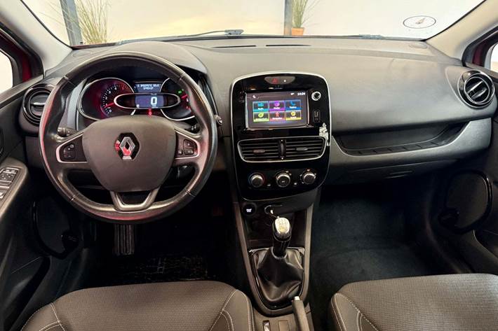 Rød Renault Clio IV fra 2017