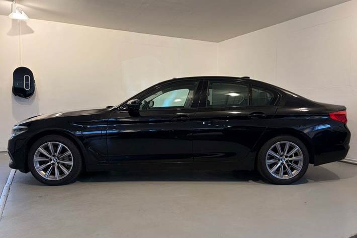 Sort BMW 530e fra 2019