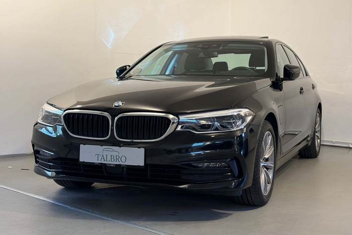 Sort BMW 530e fra 2019 set udefra