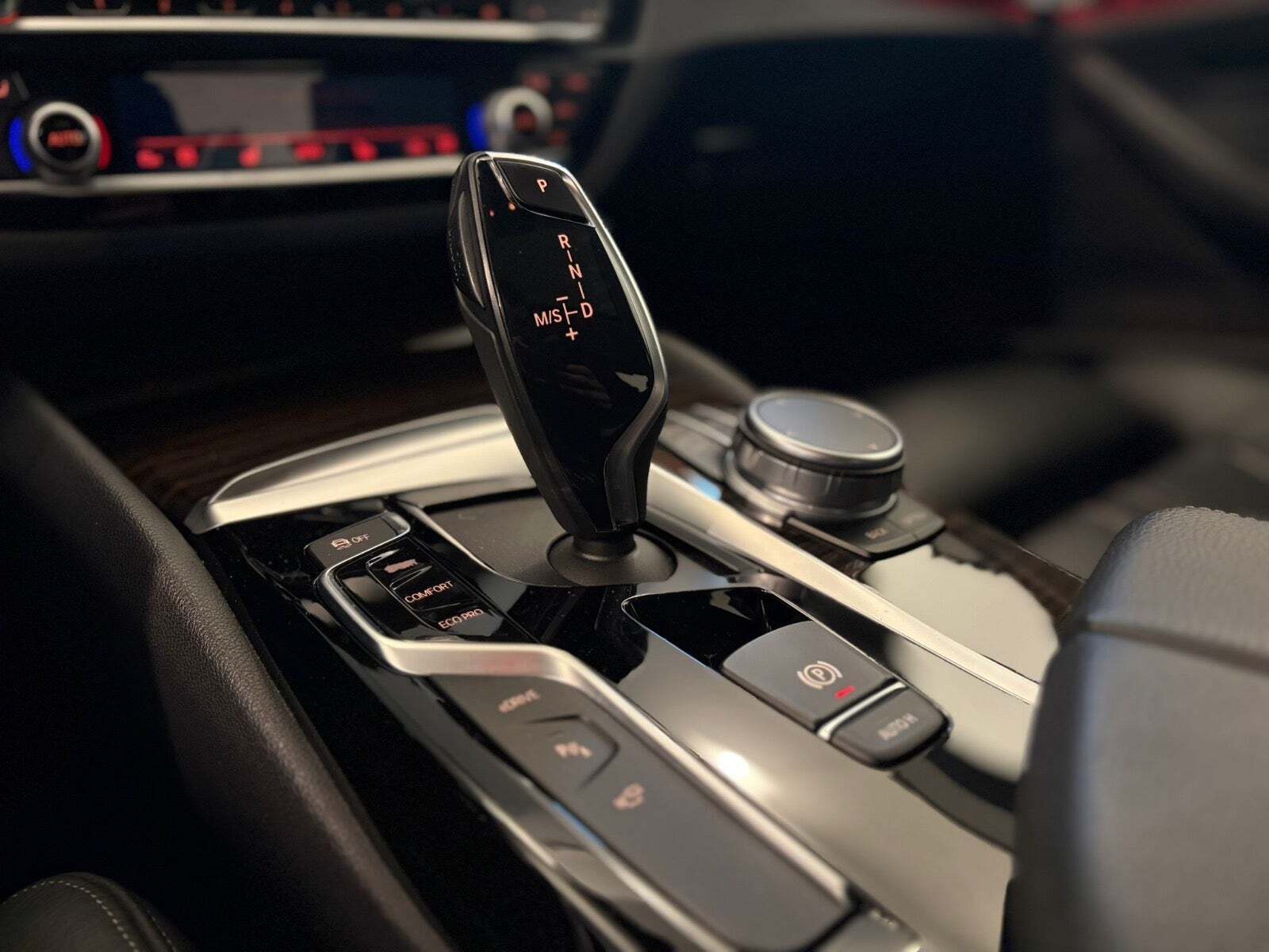 Sort BMW 530e fra 2019