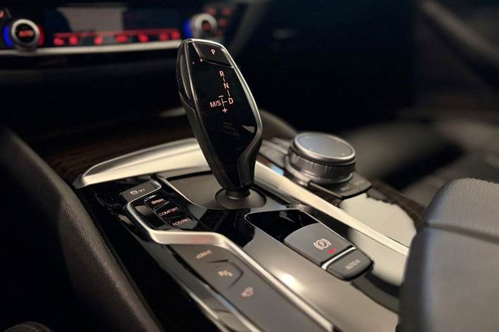 Sort BMW 530e fra 2019