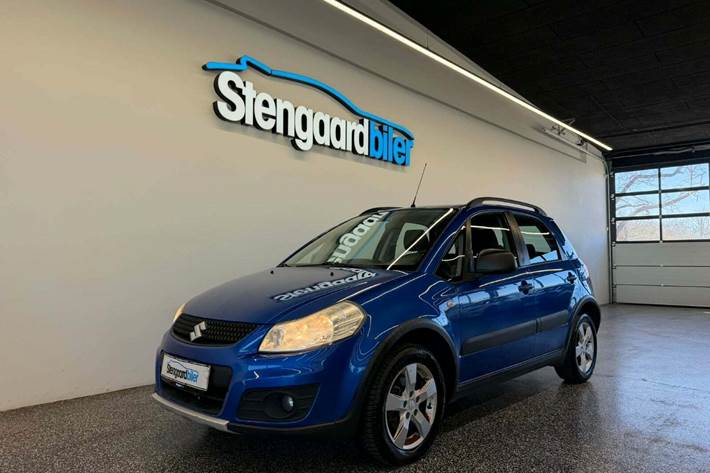 Blå Suzuki SX4 fra 2011 set udefra