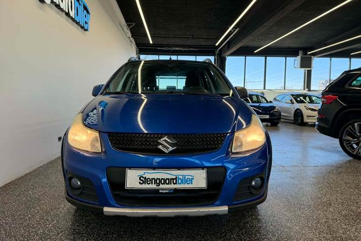 Blå Suzuki SX4 fra 2011