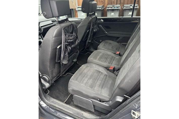 Grå VW Touran fra 2019