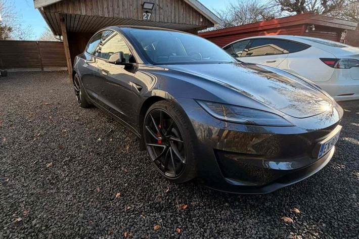 Grå Tesla Model 3 fra 2024