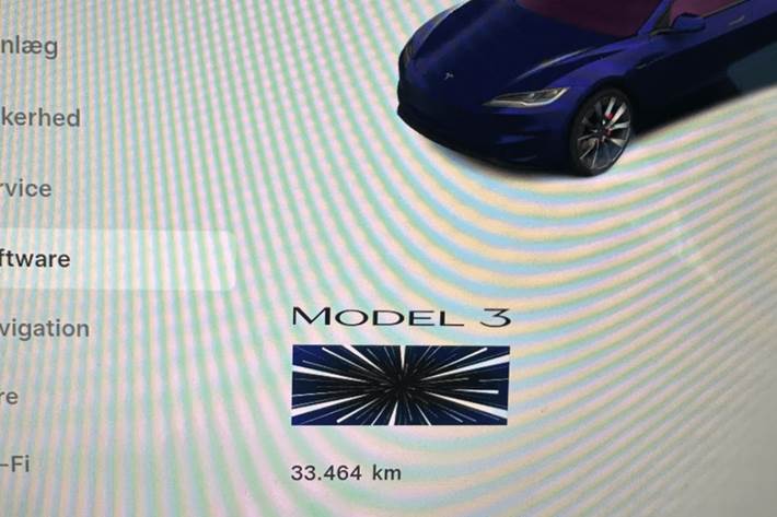 Grå Tesla Model 3 fra 2024