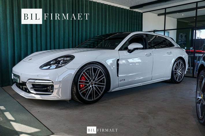 Beige Porsche Panamera GTS fra 2022