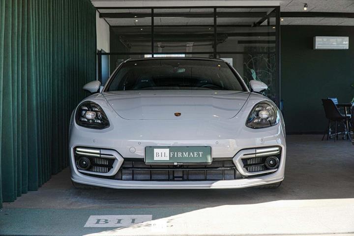 Beige Porsche Panamera GTS fra 2022
