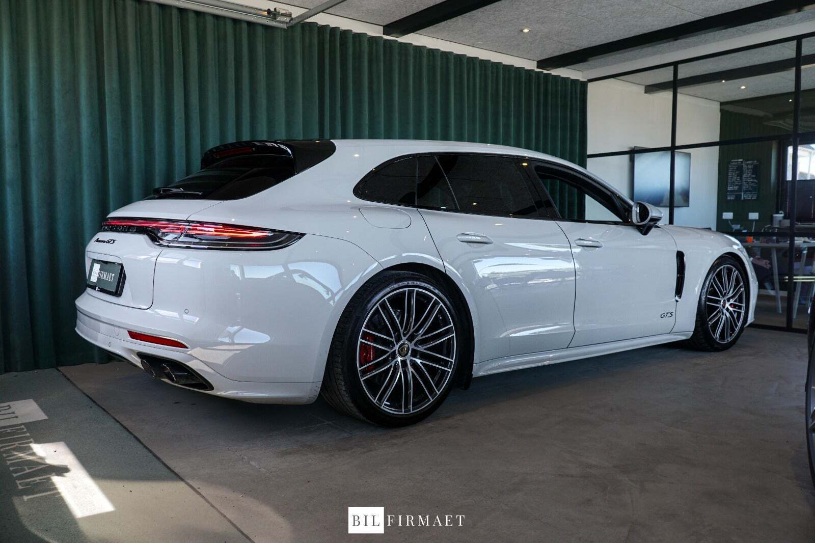 Beige Porsche Panamera GTS fra 2022