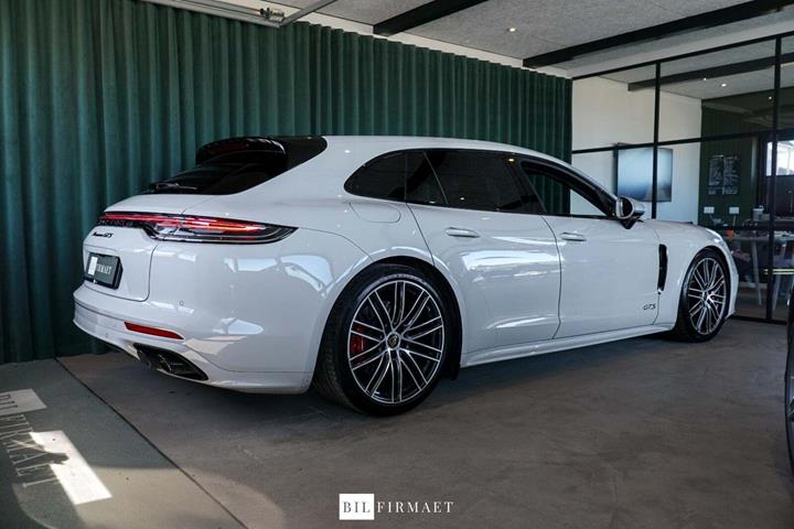Beige Porsche Panamera GTS fra 2022