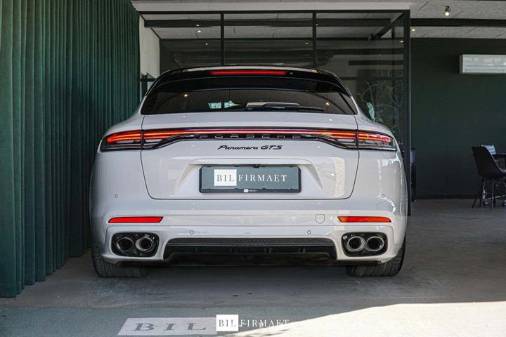 Beige Porsche Panamera GTS fra 2022