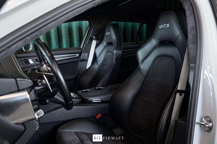 Beige Porsche Panamera GTS fra 2022