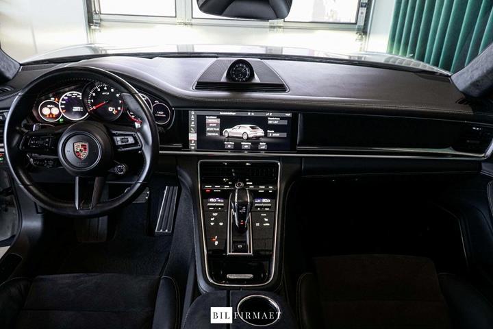 Beige Porsche Panamera GTS fra 2022