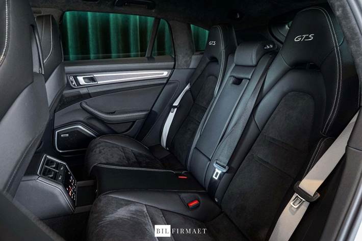 Beige Porsche Panamera GTS fra 2022