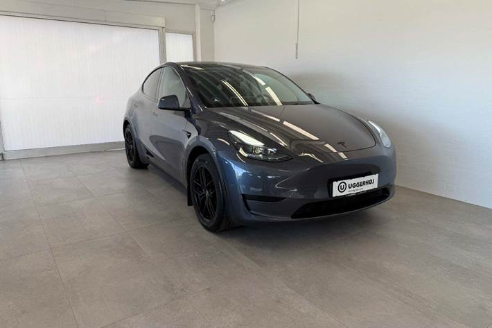 Grå Tesla Model Y fra 2023