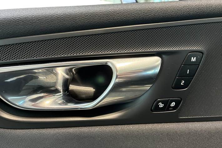 Grå Volvo XC60 fra 2020