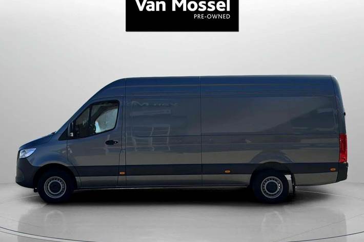 Grå Mercedes Sprinter 317 fra 2024