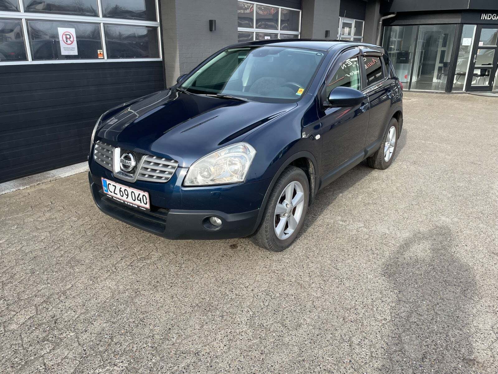 Blå Nissan Qashqai fra 2009